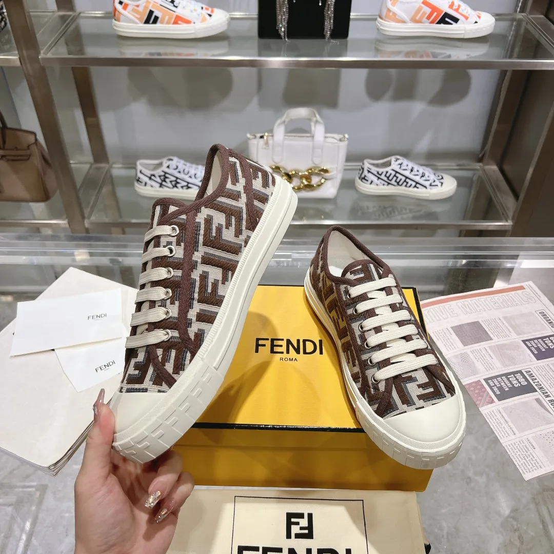 Couple style 💰460❤️Fendi Fendi's latest couple canvas shoes ❑ Fabric: Original customized imported jacquard canvas material ❑ Inner lining: Imported canvas material ❑ Sole: Original molded non-slip TPU outsole ❑ Bottom thickness: 2.5cm ❑ Size: Women's 35-40/Men's 39-45
